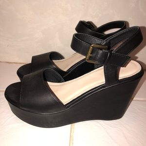 F21 black wedges